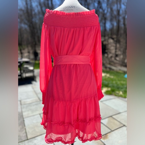 NWT BCBGeneration Off Shoulder fully lined except for sleeves. Size 6 - Picture 2 of 8